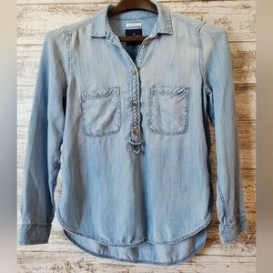 American Eagle Boyfriend Fit Blue Chambray 1/2 Button Peasant Top. 